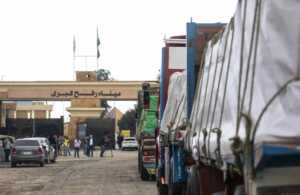 مصر تبدأ إدخال شاحنات المساعدات لغزة وترفع درجة الاستعداد القصوى